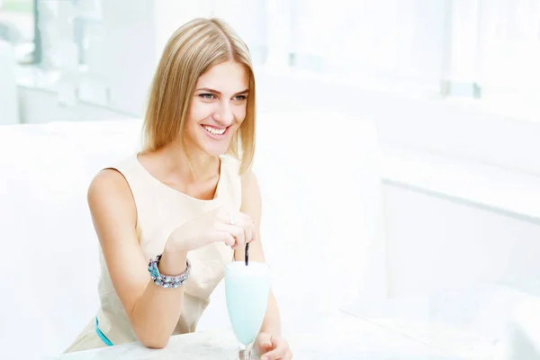 Joven Hermosa Mujer Con Vaso Bebida Sentado Café — Foto de Stock