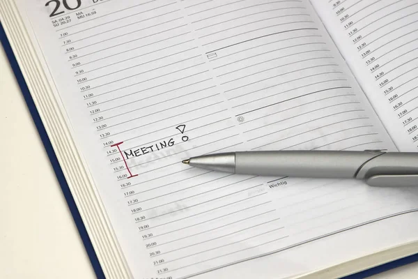 Kalender Mit Stift Und Einem Eintrag Für Ein Meeting — Stockfoto