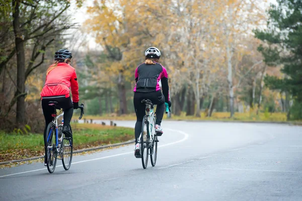 Soğuk Sonbahar Sabahı Parkta Genç Kadın Bisikletçiler Riding Road Bisikletler — Stok fotoğraf