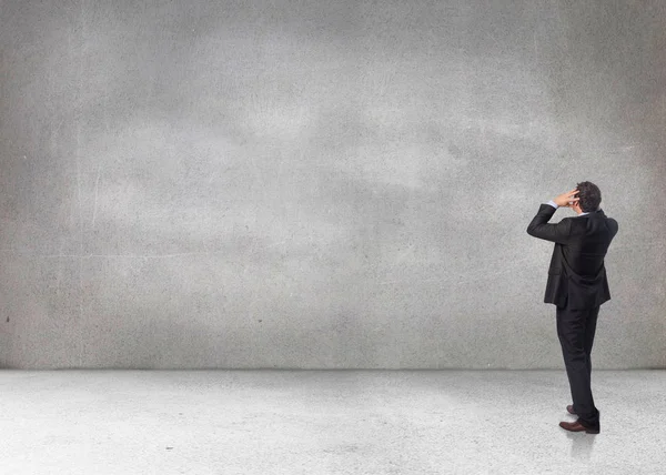 Hombre Negocios Estresado Con Las Manos Cabeza Contra Habitación Gris — Foto de Stock