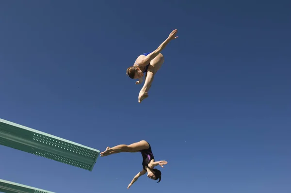 Kvinnliga Dykare Dykning Midair — Stockfoto
