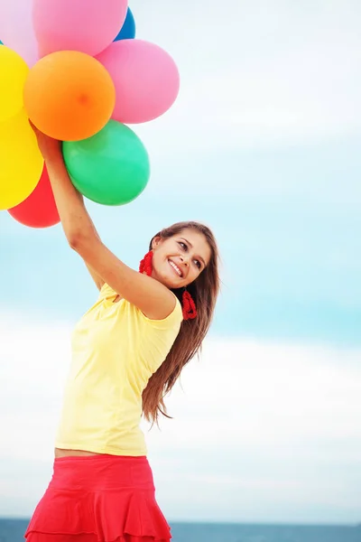 Chica Feliz Sosteniendo Montón Globos Aire Colores Playa — Foto de Stock