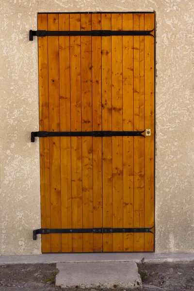錬鉄の要素を持つフランスの木製のドア — ストック写真