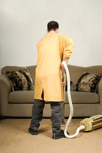 Pandangan Belakang Dari Seorang Pria Yang Mengosongkan Karpet Dalam Rumah — Stok Foto