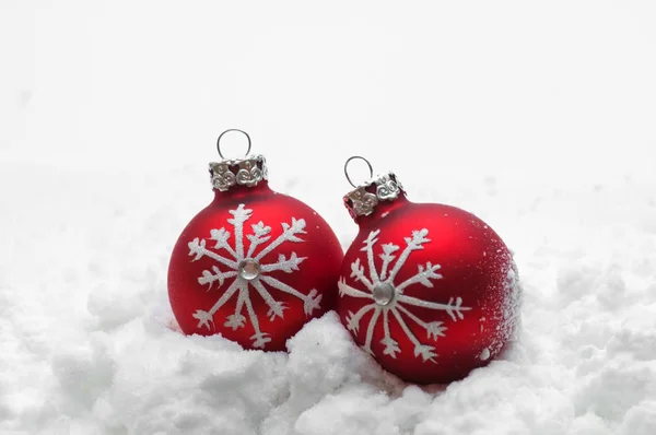 Bolas Rojas Navidad Nieve Sobre Fondo Blanco —  Fotos de Stock