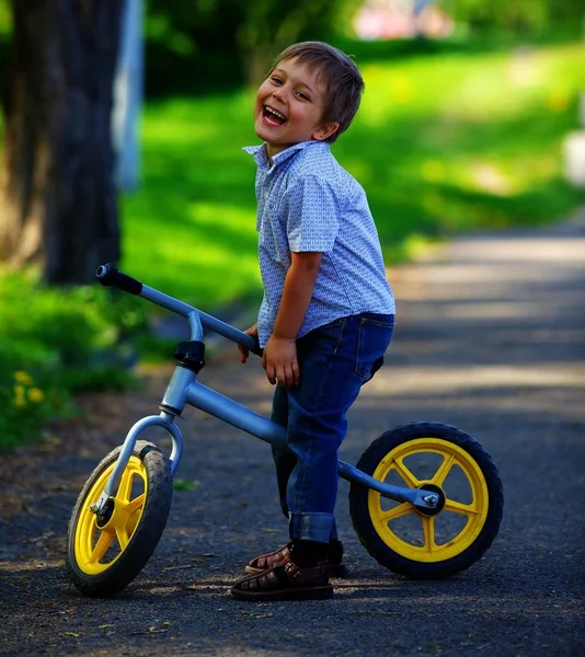 Malý Chlapec Kole Jeho Matka Letním Parku — Stock fotografie