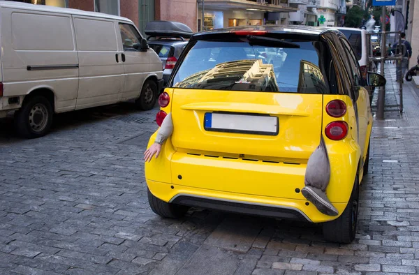 Pequeno Carro Amarelo Cidade Rua Com Braço Perna Partes Corpo — Fotografia de Stock