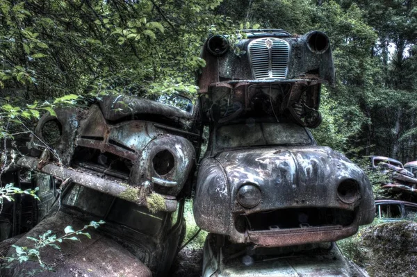 車や車の部品の詳細の写真 バスタネスの古い車の墓地で撮影 — ストック写真