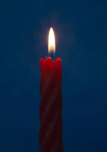 孤独的蜡烛不在力量中闪耀 — 图库照片
