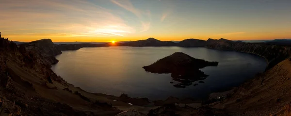 Crator Lake Matahari Terbit Panorama Dengan Langit Oranye — Stok Foto