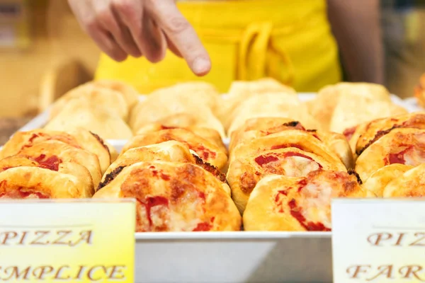 Balconista Supermercado Apontando Uma Fatia Pizza — Fotografia de Stock