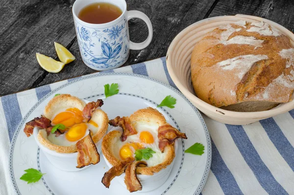 Muffins Com Ovos Bacon Com Chá Preto Limão — Fotografia de Stock