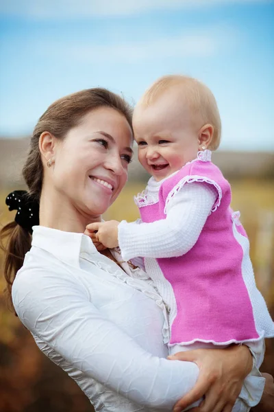 Portrét Milující Mladé Matky Která Své Dítě Podzimním Parku — Stock fotografie