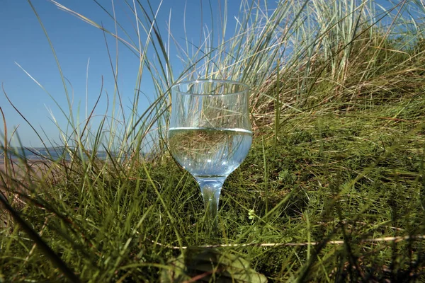 Solo Vaso Agua Natural Pura Pie Las Dunas Playa Irlanda — Foto de Stock