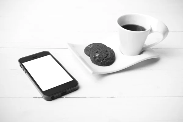 Kahve Fincanı Çerez Beyaz Ahşap Siyah Beyaz Renk Telefon Ile — Stok fotoğraf