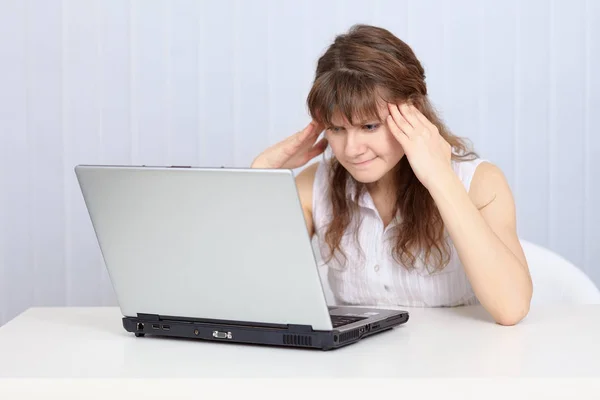 Young Woman Concentrated Thinks Sitting Table Laptop — Stock Photo, Image