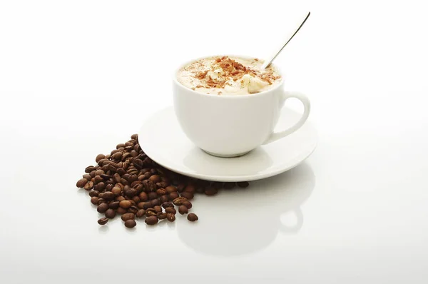 Taza Blanca Capuchino Con Granos Café — Foto de Stock