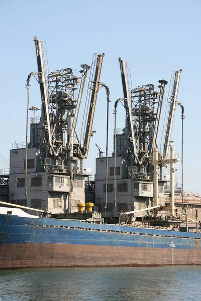 货船装载设备在比雷埃夫斯港口雅典希腊 — 图库照片