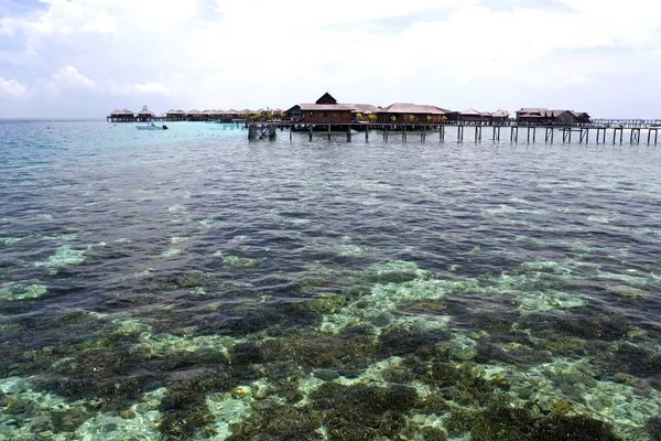 Bild Det Malaysiska Havet Med Koraller Och Sjögräs Och Trähyddor — Stockfoto