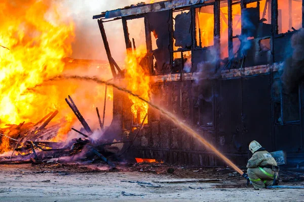 Tűzoltó Kialszik Egy Égő Régi Fából Készült Lakóház — Stock Fotó