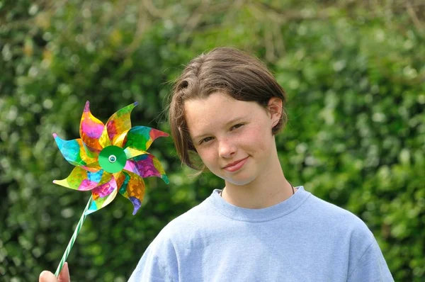 Retrato Menina Com Pinwheel Colorido — Fotografia de Stock