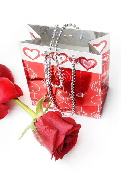 Rosa Vermelha Pacote Com Corações Como Presente Para Dia Dos — Fotografia de Stock
