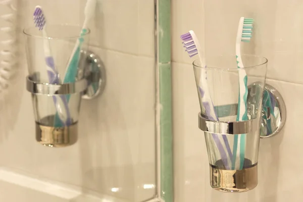 Duas Escovas Dentes Suporte Vidro Fixado Parede — Fotografia de Stock