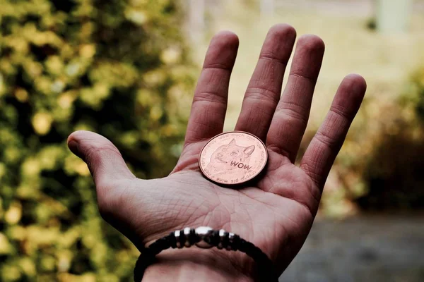 Цифровая Валюта Физическая Латунь Догекоин Монета Руке Человека Браслетом — стоковое фото