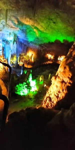 Ταξίδι Στο Πάρκο Σπηλαίων Σταλακτίτη Και Είσοδος Στις Σπηλιές — Φωτογραφία Αρχείου