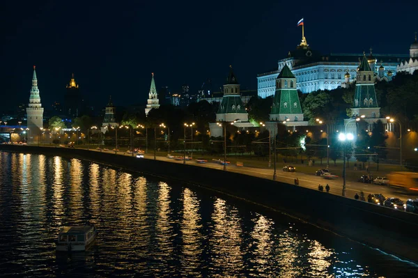 Egy Éjszakai Kilátás Moszkva Város Kremlin Egy Megvilágított Folyó Egy — Stock Fotó