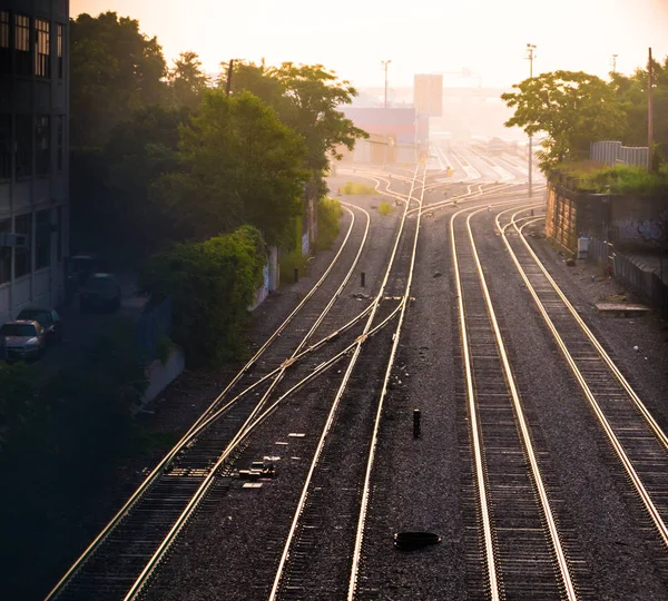 マサチューセッツ州ケンブリッジ西部の夜明けの列車の線路 — ストック写真