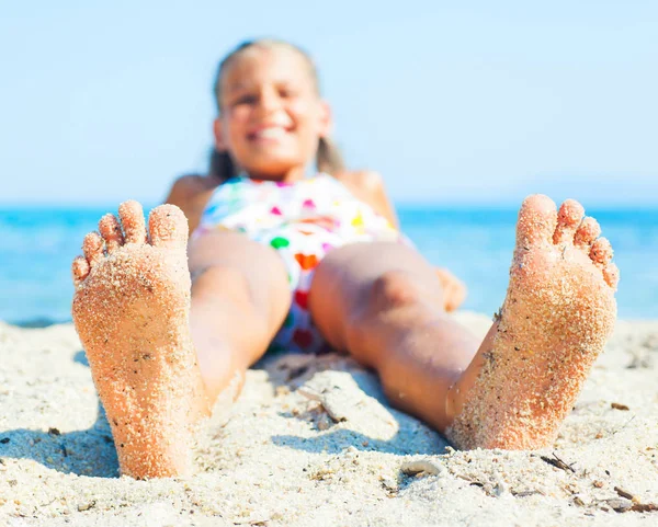 Vista Perto Dos Pés Pela Menina Deitada Praia Areia — Fotografia de Stock