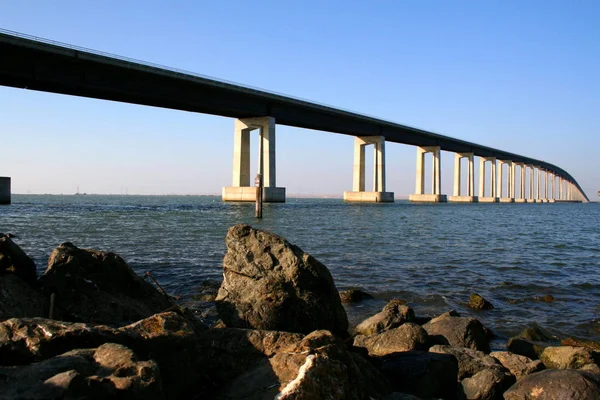 Lång Modern Bro Byggd Över Flod — Stockfoto