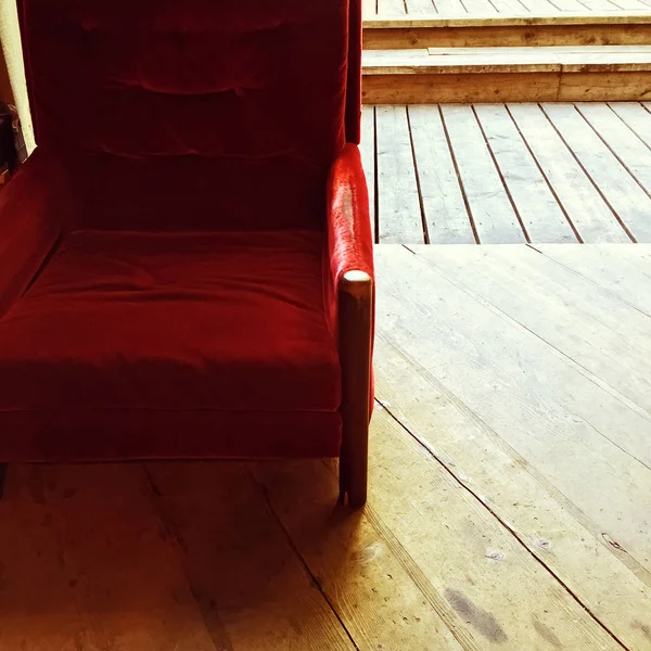 Сельский Интерьер Винтажным Красным Бархатным Креслом Старым Деревянным Полом — стоковое фото