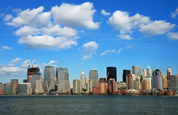 Statyn Frihet Och Lägre Manhattan Skyline — Stockfoto