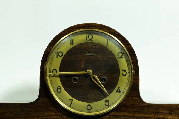 Vieille Horloge Manteau Avec Heure Réglée Cinq Heures Quart — Photo