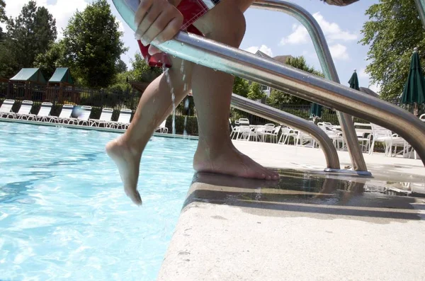 Niño Jugando Piscina — Foto de Stock