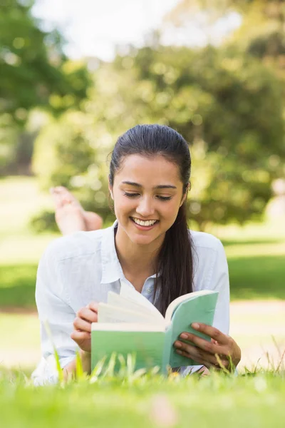 Vista Una Joven Sonriente Leyendo Libro Parque — Foto de Stock