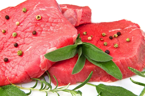Красное Мясо Шалфеем Розмарином Изолированы Белом Фоне — стоковое фото