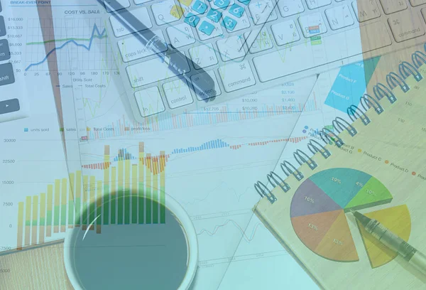 Üzletember Befektetési Diagramok Elemzése Asztalon — Stock Fotó