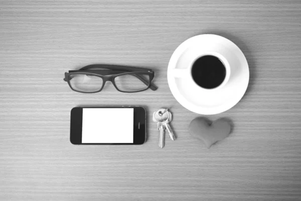 Café Teléfono Anteojos Llave Corazón Sobre Fondo Mesa Madera Color — Foto de Stock