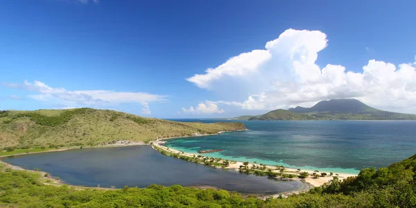 専攻湾セントクリストファーネイビスのカリブ海の島のビーチ — ストック写真