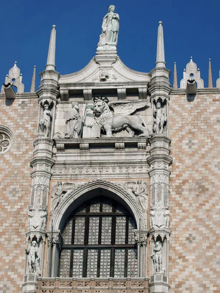 威尼斯 从圣马可广场看到的多吉斯宫立面 — 图库照片