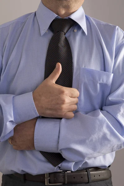 Ein Mann Der Die Geste Der Zustimmung Macht — Stockfoto