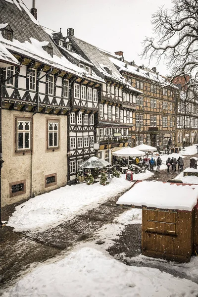 Almanya Nın Goslar Şehrinde Kışın Yarısı Karlı Yarı Keresteli Evleri — Stok fotoğraf