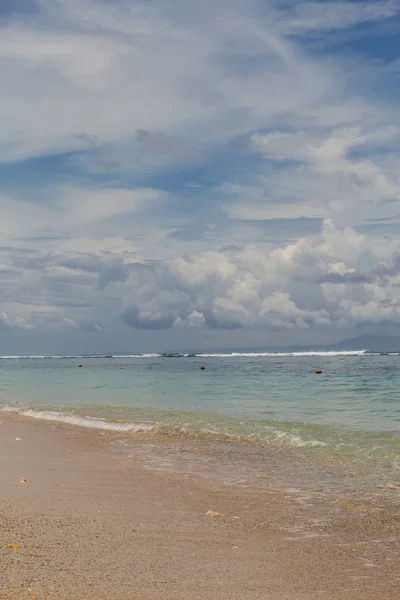 Tropisch Strand Met Weelderige Vegetatie Randen Gouden Zand Een Rustige — Stockfoto