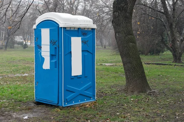 Blue Mobile Toilet Kabin Taman — Stok Foto