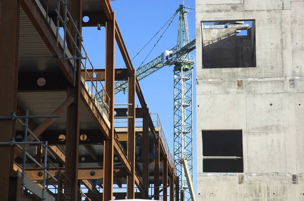 Großbaustelle Mit Baukran Zwischen Neubauten — Stockfoto