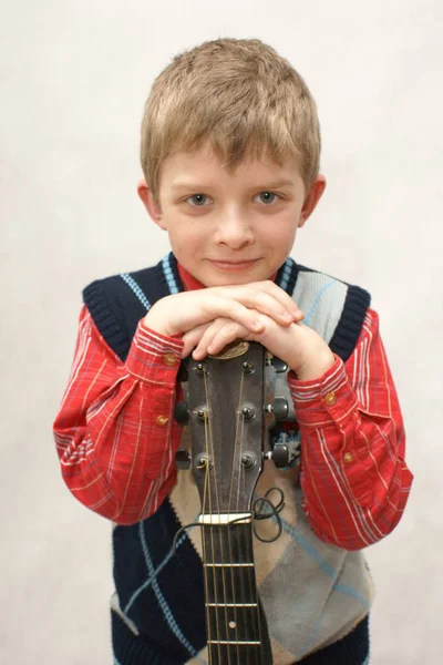 Jonge Jongen Met Boek Witte Achtergrond — Stockfoto