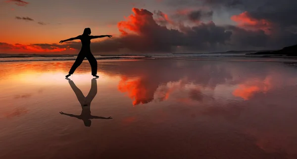 Силует Людини Ногами Руками Тримається Пляжі Під Час Заходу Сонця — стокове фото